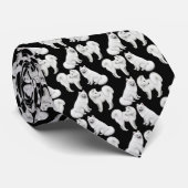 Samoyed verfolgt Krawatte (Gerollt)