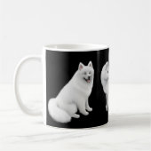 Samoyed verfolgt Tasse (Links)