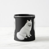 Samoyed verfolgt Wecker-Tasse Tasse (Zentrum)