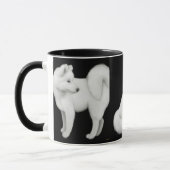 Samoyed verfolgt Wecker-Tasse Tasse (Links)