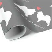 Samoyeds, die mit kundenspezifischem Text Wedding Geschenkpapier (Rolleneckpunkt)