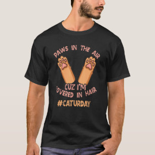 Samstag der Katzen Pfoten in der Luft, weil ich vo T-Shirt