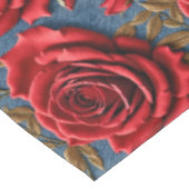 Samtrote Rosen Tischdecke (Schrägansicht)