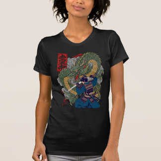Samurai-Krieger gegen wütenden Drachen japanische T-Shirt
