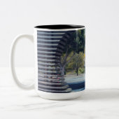 San Francisco City View through Metal Frame Zweifarbige Tasse (Links)