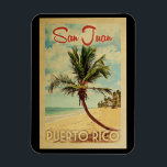 San Juan Palm Tree Wandern Magnet<br><div class="desc">Ein einzigartiges Retro Mitte des Jahrhunderts moderne San Juan Puerto Rico Kunstdruck in Vintage Reise Poster Stil. Es verfügt über eine geschwungene Palme am Sandstrand mit Ozean unter einem blauen bewölkten Himmel.</div>