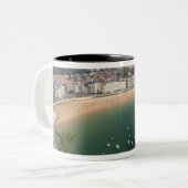 San Sebastian, Spanien. Die baskische Stadt San Zweifarbige Tasse (Vorderseite Links)