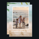 Sand and and Sea Beach Foto Weihnachten<br><div class="desc">Teilen Sie Ihr Lieblings-Strandurlaub-Foto oder Foto bei warmem Wetter mit unserer Weihnachtskarte für Sand und Meer mit Ihrer Nachricht in schick weißem Text. Wählen Sie Matte für schwerstes Papier und High Definition für beste Druckqualität.</div>