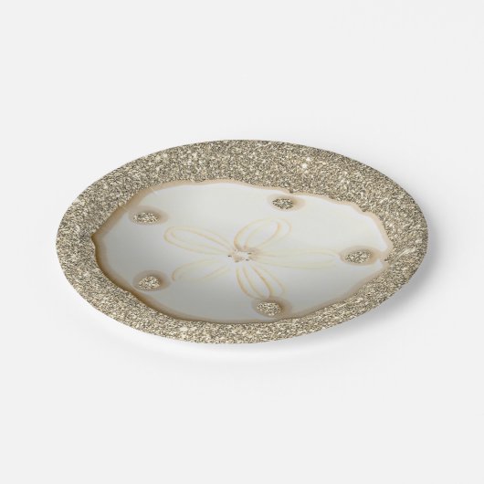 Sand Dollar auf funkelnd goldfarbenem Sandstrand Pappteller (Schrägansicht)