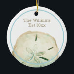Sand Dollar Beach Name & Anniversary Keramik Ornament<br><div class="desc">Feiern Sie Ihre ersten Weihnachten und alle Weihnachten,  um mit diesem Gedenkschmuck folgen. Personalisieren Sie mit Ihrem Namen und Jubiläum oder festem Jahr mit der leicht zu bedienenden Textvorlage. Finden Sie passende Produkte in meiner Sand Dollar Beach Wedding Collection.</div>