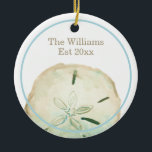 Sand Dollar Beach Name & Anniversary Keramik Ornament<br><div class="desc">Feiern Sie Ihre ersten Weihnachten und alle Weihnachten,  um mit diesem Gedenkschmuck folgen. Personalisieren Sie mit Ihrem Namen und Jubiläum oder festem Jahr mit der leicht zu bedienenden Textvorlage. Finden Sie passende Produkte in meiner Sand Dollar Beach Wedding Collection.</div>