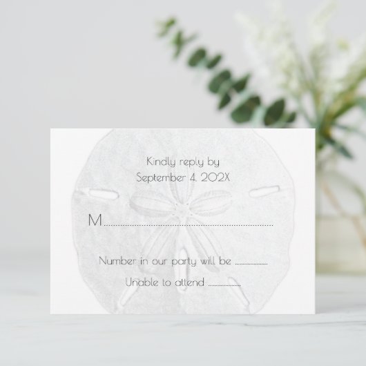 Sand Dollar UAWG Simple Neutral Beach Wedding RSVP Karte (Stehend Vorderseite)