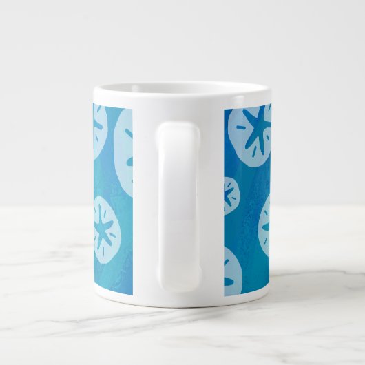 Sand Dollar Weiß und Blau Muster Jumbo-Tasse (Rückseite)