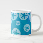 Sand Dollar Weiß und Blau Muster Jumbo-Tasse (Rechts)