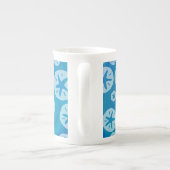 Sand Dollar Weiß und Blau Muster Porzellantasse (Rückseite)