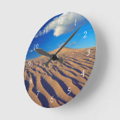 Sand Dunes and Clouds Runde Wanduhr (Winkel)