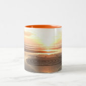 Sand-Kreis an der Sonnenuntergang-Tasse Zweifarbige Tasse (Mittel)