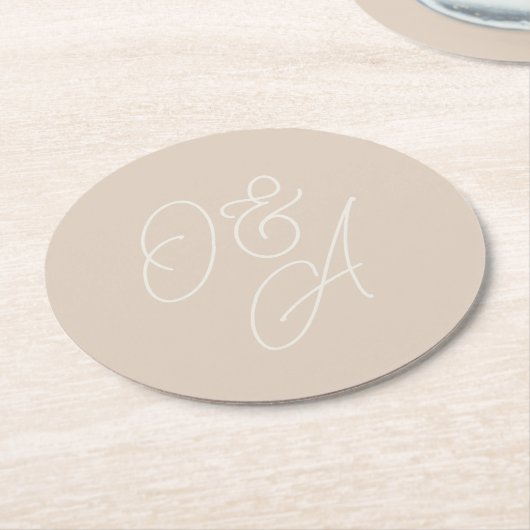 Sand | Oversified Script Monogram Wedding Runder Pappuntersetzer (Angewinkelt)