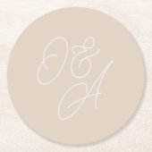 Sand | Oversified Script Monogram Wedding Runder Pappuntersetzer (Vorderseite)