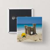 Sand-Schloss und Eimer auf tropischem Strand Button (Vorne & Hinten)