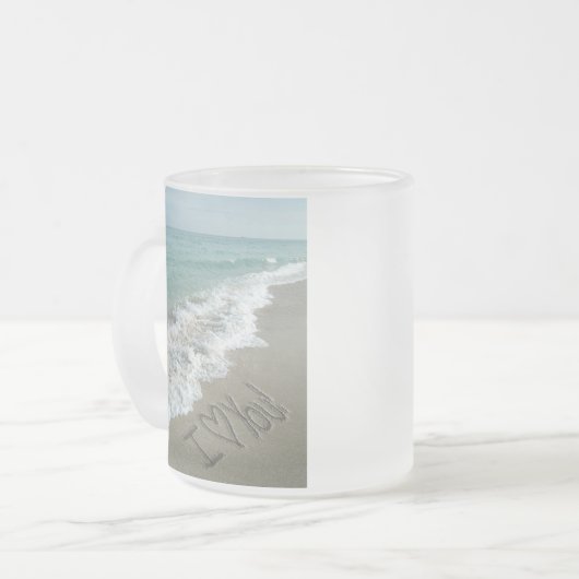 Sand-Schreiben auf dem Strand, i-Liebe Sie Mattglastasse (Vorderseite Links)