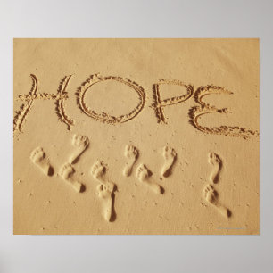 Sand schreibt "Hope" am Strand mit dem Poster
