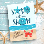 Sand Snow Seashell Beach Coastal Crab Weihnachten<br><div class="desc">Teilen Sie mit dieser Weihnachtskarte Ihren Spaß und Ihre Wünsche! Mit "Sand ist der neue Schnee" Typografie mit Seestern,  Kamelmuscheln und Sand Dollar (ersetzt die Buchstaben A,  D und O),  einer niedlichen Krabbe am Strand,  Meereswellen und "Frohe Weihnachten" geschrieben im Sand. Kunst von KL Stock</div>