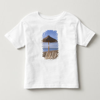 Sand-Strand-Stühle mit Regenschirm Kleinkind T-shirt