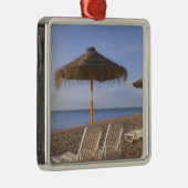Sand-Strand-Stühle mit Regenschirm Silbernes Ornament (Rechts)