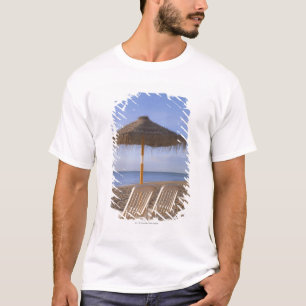 Sand-Strand-Stühle mit Regenschirm T-Shirt