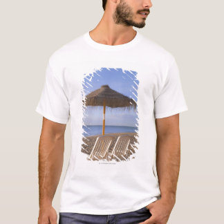 Sand-Strand-Stühle mit Regenschirm T-Shirt