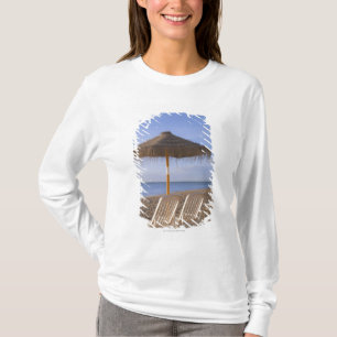 Sand-Strand-Stühle mit Regenschirm T-Shirt