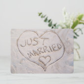 Sand Writing Just Married Anuncement Party Einladung (Stehend Vorderseite)