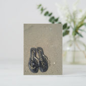 Sandalen am Strand Postkarte (Stehend Vorderseite)