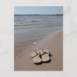 Sandalen am Strand Postkarte