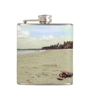 Sandalen am Tropical Beach Flachmann