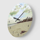 Sandalen am Tropical Beach Große Wanduhr (Winkel)