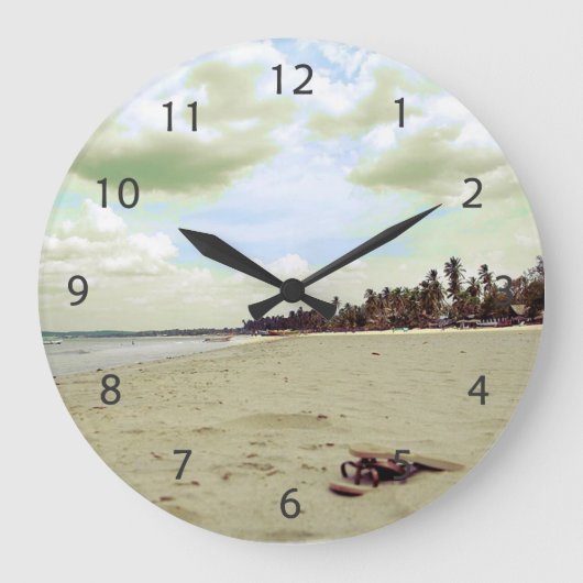 Sandalen am Tropical Beach Große Wanduhr (Vorderseite)