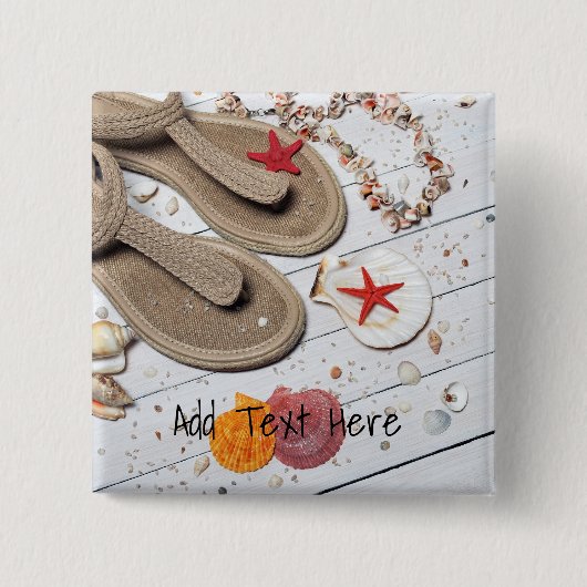 Sandalen, Muscheln und Starfish am Strand Button (Vorderseite)