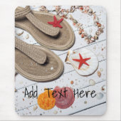 Sandalen, Muscheln und Starfish am Strand Mousepad (Vorne)