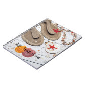 Sandalen, Muscheln und Starfish am Strand Notizblock (Linke Seite)