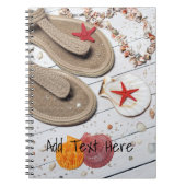 Sandalen, Muscheln und Starfish am Strand Notizblock (Vorderseite)