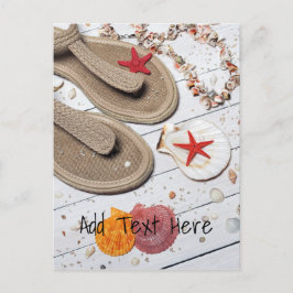 Sandalen, Muscheln und Starfish am Strand Postkarte