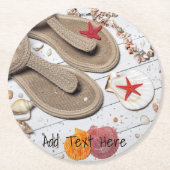 Sandalen, Muscheln und Starfish am Strand Runder Pappuntersetzer (Vorderseite)