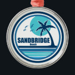 Sandbridge Beach Virginia Palm Tree Birds Ornament Aus Metall<br><div class="desc">Wenn Ihnen die Idee des Virginia Beach gefällt,  aber nicht so sehr die Menschenmengen,  die oft mit ihm kommen,  dann ist Sandbridge Beach vielleicht eine kluge Wahl für Sie</div>
