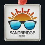 Sandbridge Beach Virginia Sonnenbrille Ornament Aus Metall<br><div class="desc">Wenn Ihnen die Idee des Virginia Beach gefällt,  aber nicht so sehr die Menschenmengen,  die oft mit ihm kommen,  dann ist Sandbridge Beach vielleicht eine kluge Wahl für Sie</div>