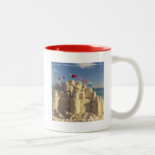 Sandcastle auf Strand Zweifarbige Tasse