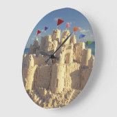 Sandcastle On Beach Große Wanduhr (Winkel)
