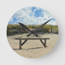 Sanddünen mit Holzzaun Runde Wanduhr