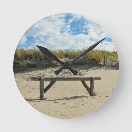 Sanddünen mit Holzzaun Runde Wanduhr (Vorderseite)